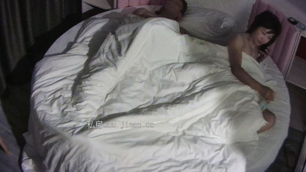 最新流出❤️酒店偷拍⏩樣子很騷的少婦打完電話后被大哥按住瘋狂打樁各種姿勢草