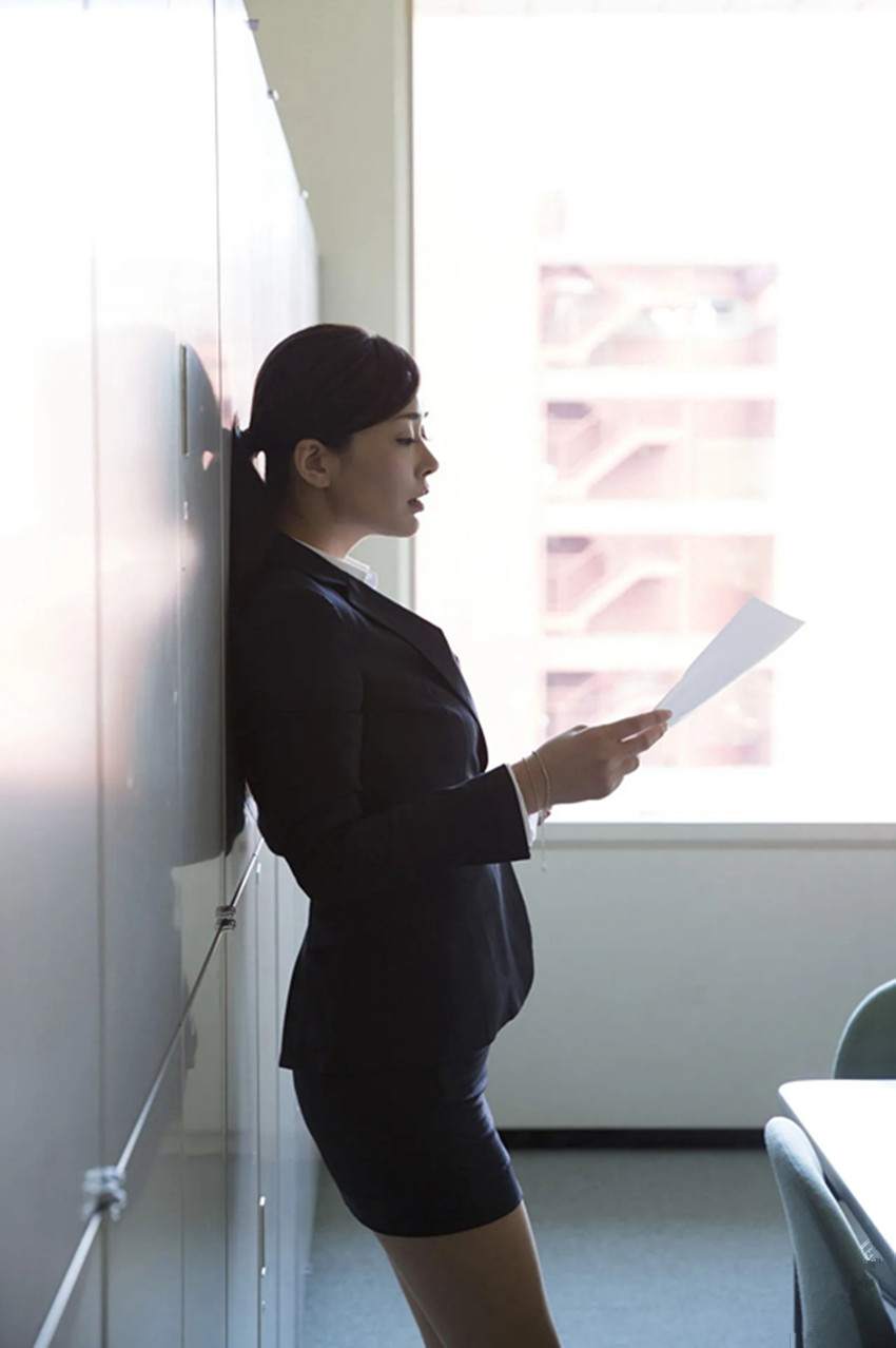 胸部很迷人的極品女秘書 [30P]