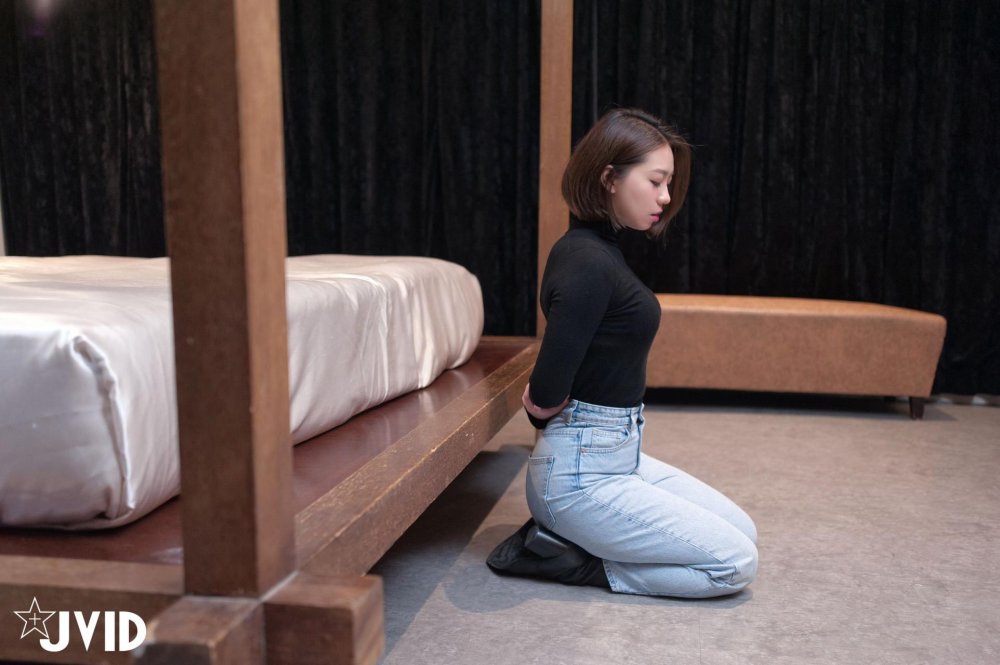 [亞洲] [ 雅捷] 全裸一字馬吊縛[32P]