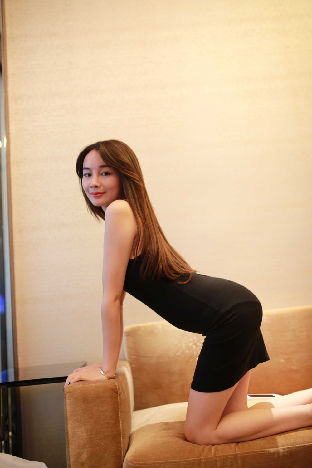 包臀裙妹子露出白嫩圓潤的極品乳房[56P]