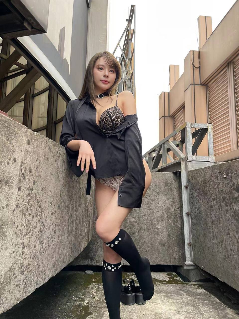 小雨樓頂內衣秀[25P]