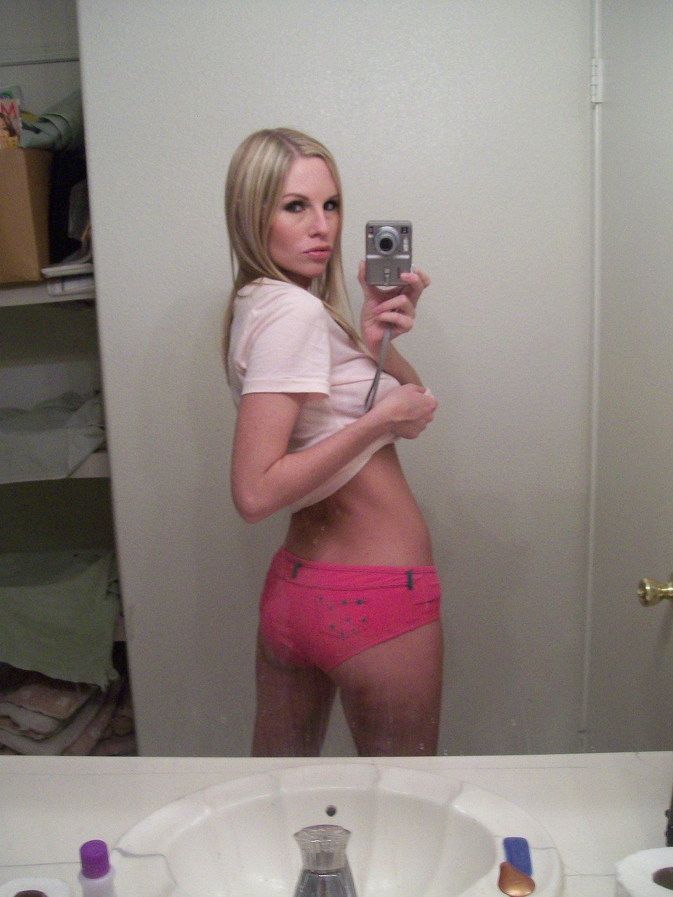 金髮素人自拍她的大奶和陰部 [21P]