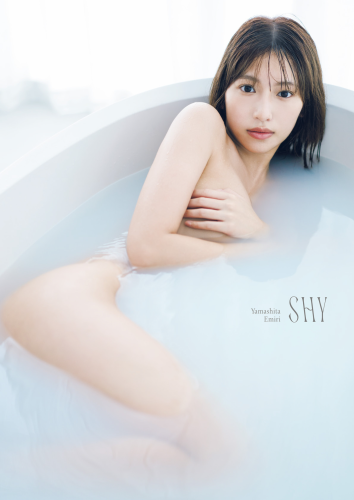 [Photobook] 2024.12.19 山下エミリー1st写真集「SHY」