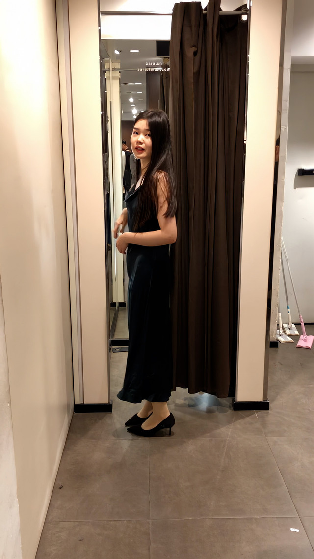 武漢人妻模靜靜特背著老公接私拍單[22]