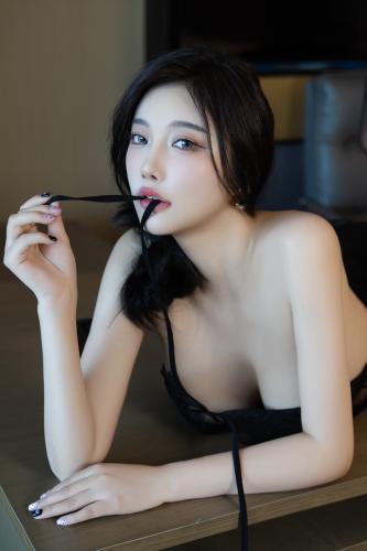 [Cosplay] 杨晨晨 – 露肩短裙