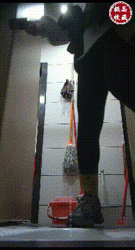 高清精品-四月新流出高校女廁❤️極品高清全景後拍牛仔褲美女為了方便啪啪裡面穿個開檔黑絲