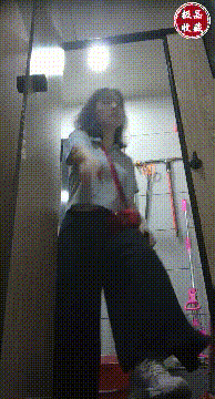 高清精品-四月新流出高校女廁極品高清全景後拍喇叭褲美女怕尿褲子上把褲腳捲起再拉