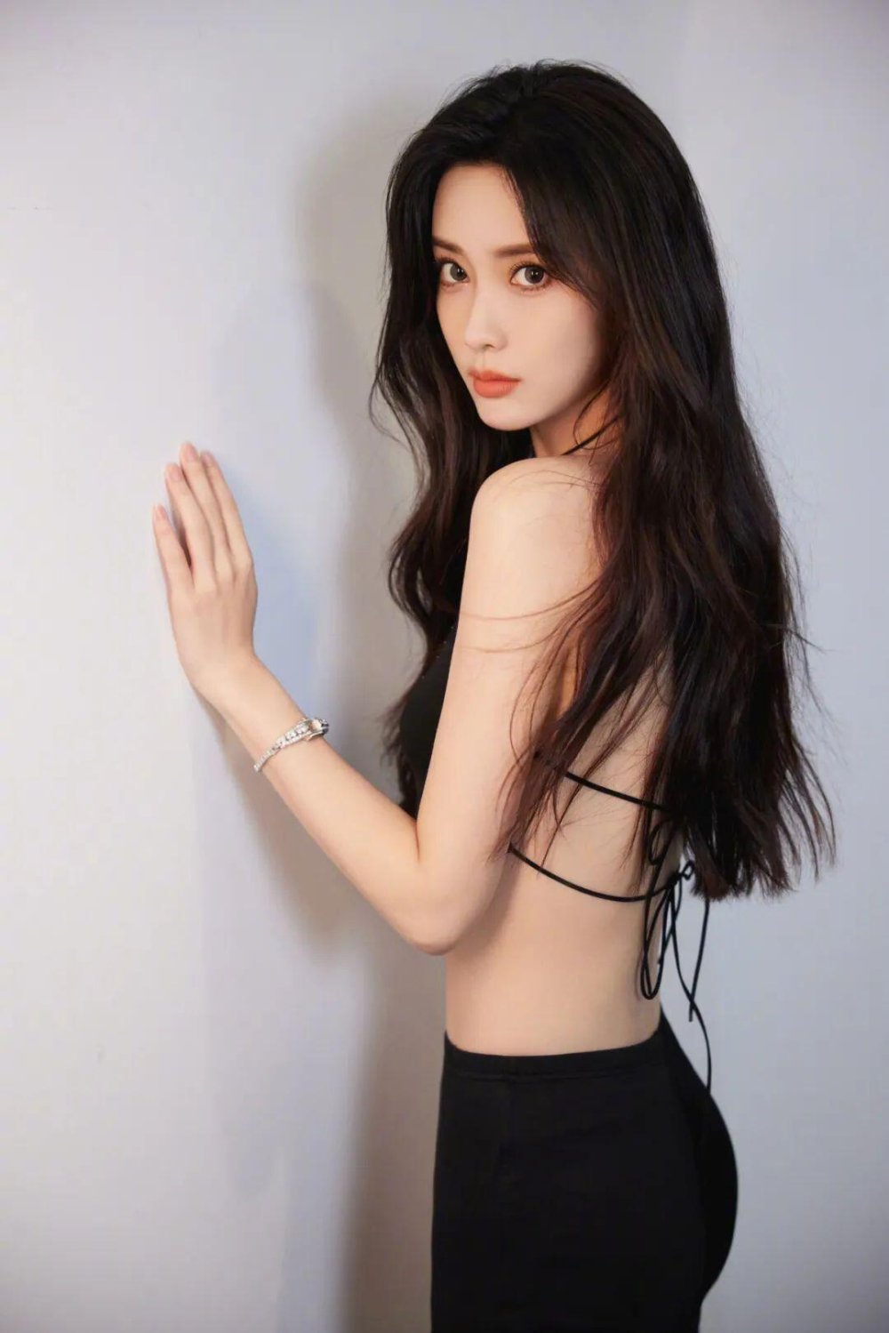 又純又欲！ 絕對極品！ 95年嫩模，黑色肚兜真美[24P]