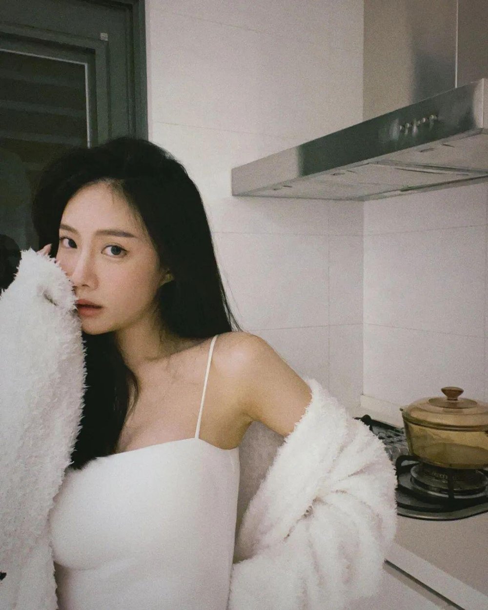 靚妝眉沁綠，羞臉粉生紅[24P]