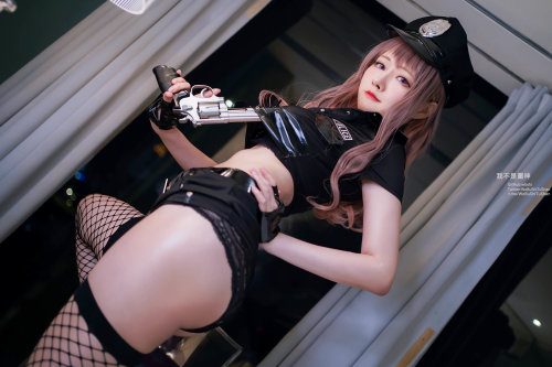 [Cosplay] COS妹子Arty亞緹 – 女警网袜