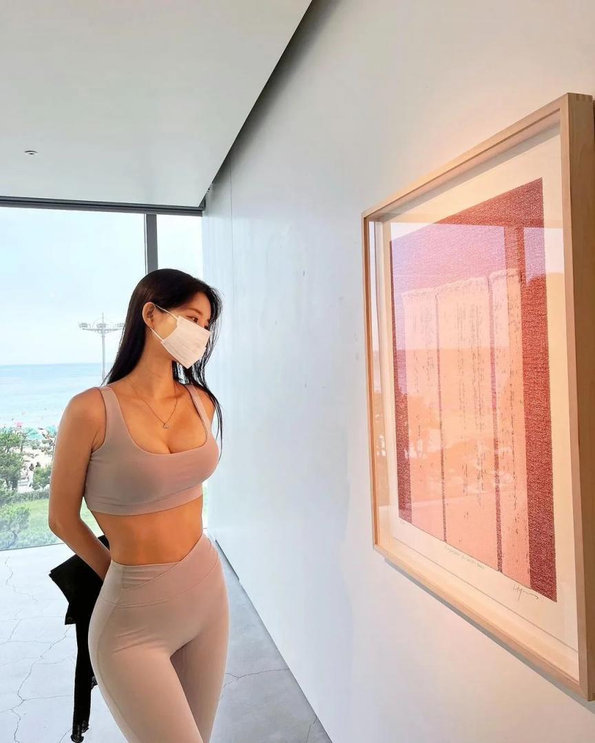 馋她前凸后翹的身體[21P]