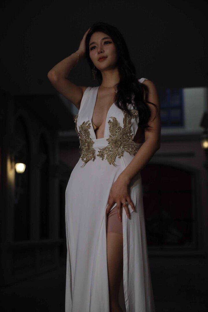 姐姐，穿這樣出門好嗎？ [22P]