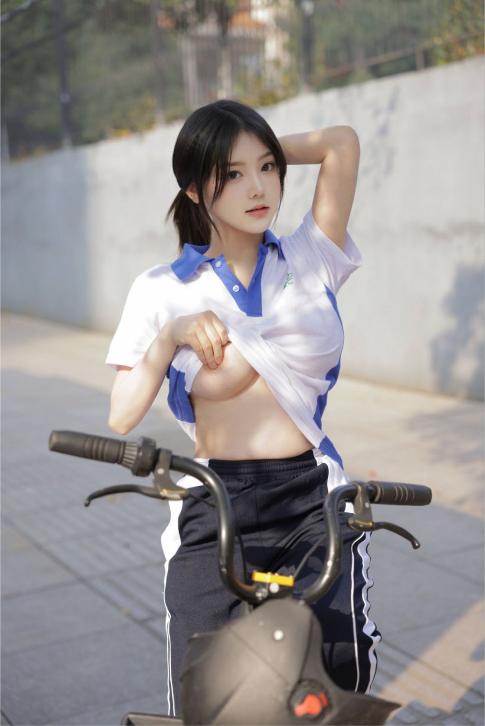 秀人網豆瓣醬--路邊公交車露出內部私購寫真[25P]