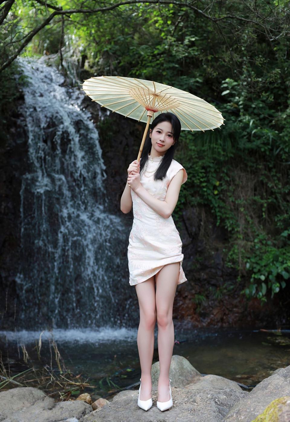 山野之間的古風小姐姐，浸入小溪露出那裡。 [48P]