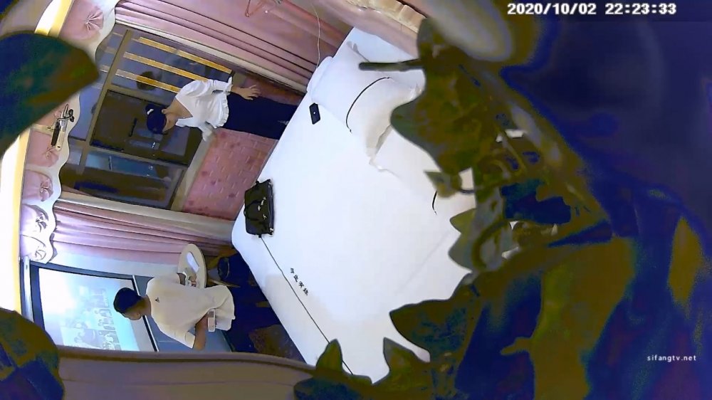 10-2經典酒店偷拍 情侶開房 風騷女友吃雞巴上癮 被男友內射精子流出用紙擦