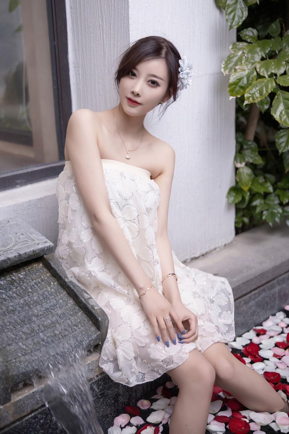 一池春水一個美人楊晨晨嬌嫩肌膚柔美動人[43P]