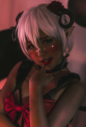 [Cosplay] KiKi 蓝小沂 – Little Devil and Ash 小恶魔与艾什