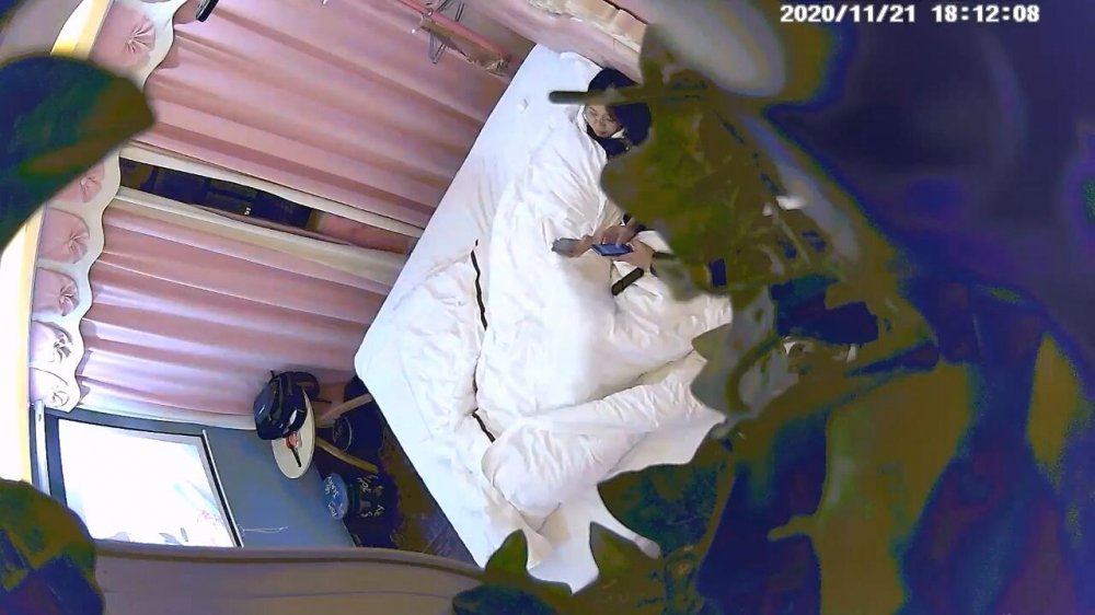 11-21經典酒店偷拍 大學生情侶開房，眼鏡反差婊一線天嫩逼內射靜待精液流出，事後玩男友雞雞