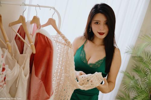 [Cosplay] 筱筱 – 绿色包臀裙