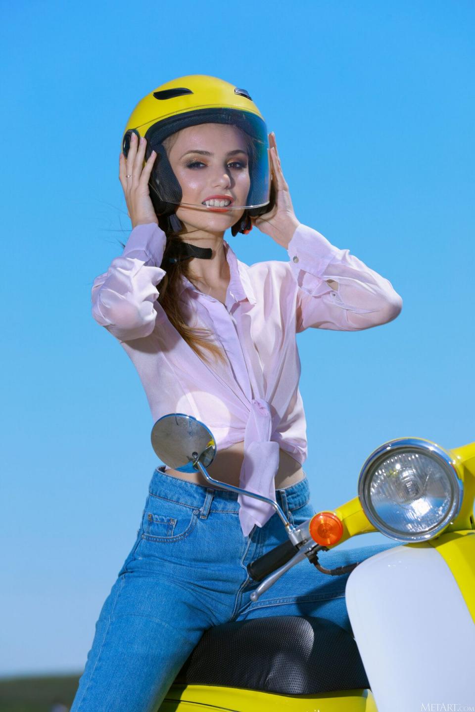 赤裸身體在明媚的陽光下閃閃發光[26P]