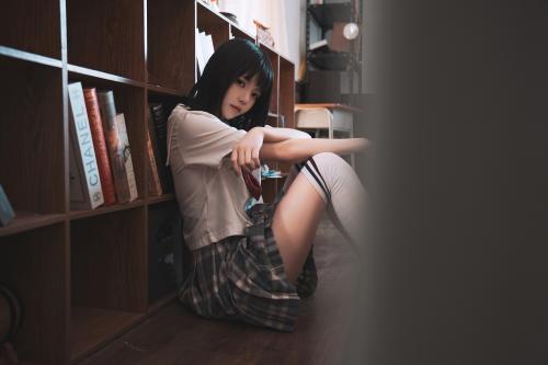 [Cosplay] 桜桃喵 – 教室死库水