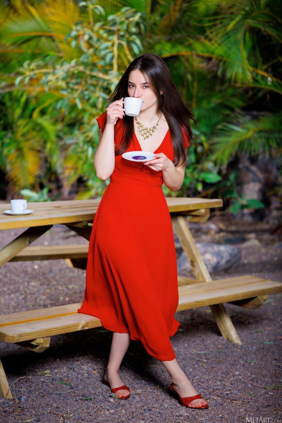 將她那豐滿的乳房暴露在溫暖的陽光下，給你一種誘人的眼神[26P]