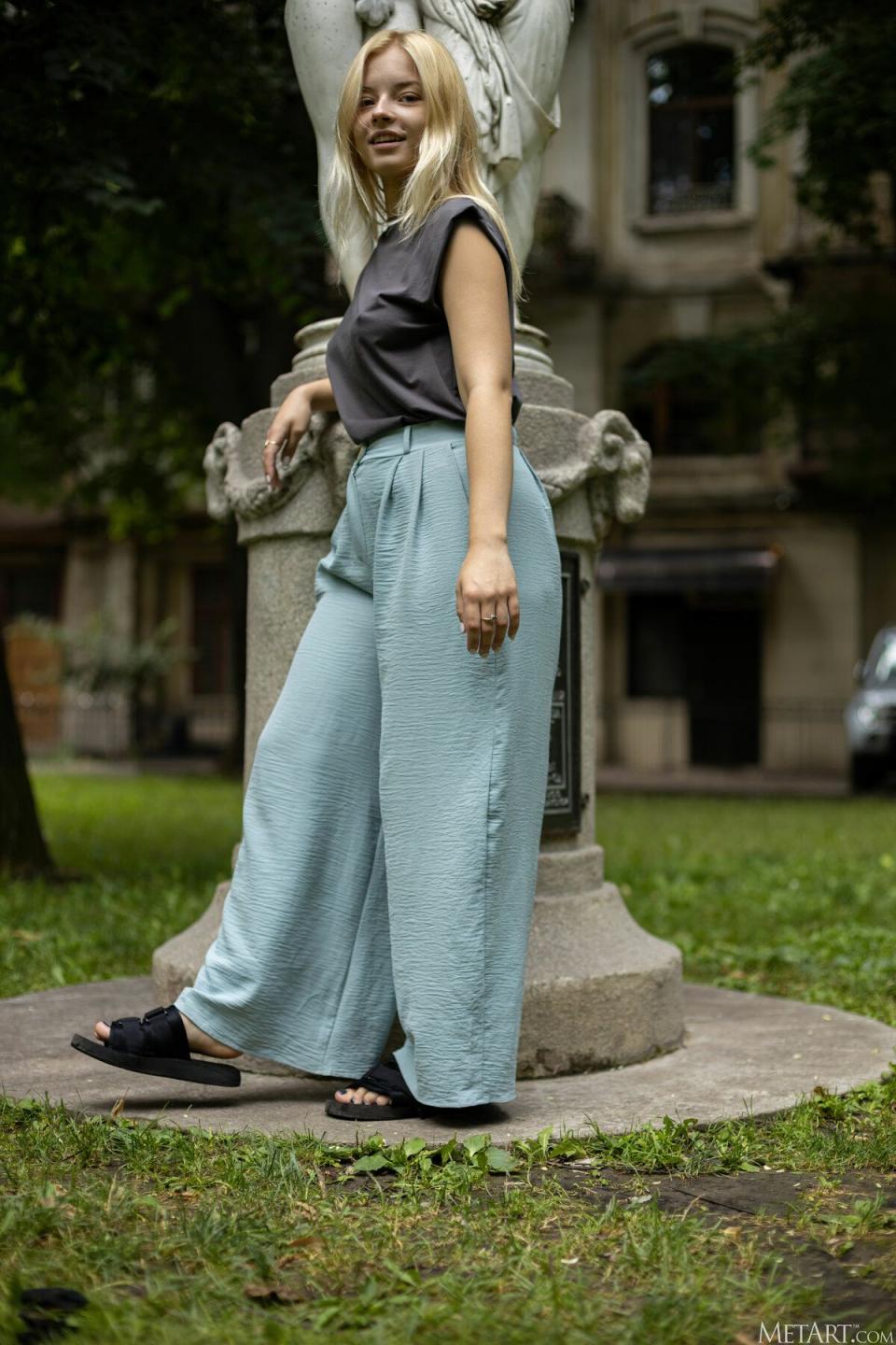 以她性感的姿勢讓我們驚歎不已[23P]