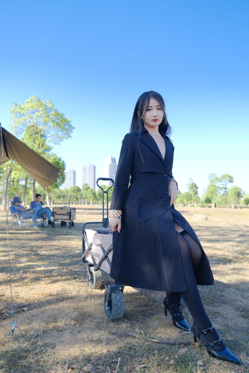 白嫩的騷妞在野外[38P]