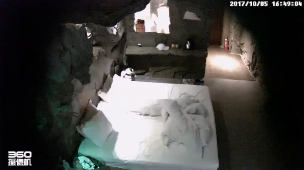 未流出10-5經典酒店偷拍 學生情侶開房，長腿妹子在浴室洗漱臺上被男友按著暴操