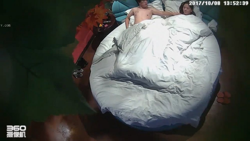 未流出10-8經典酒店偷拍 後背拔罐的大奶少婦被電動玩具玩弄，後入操翻