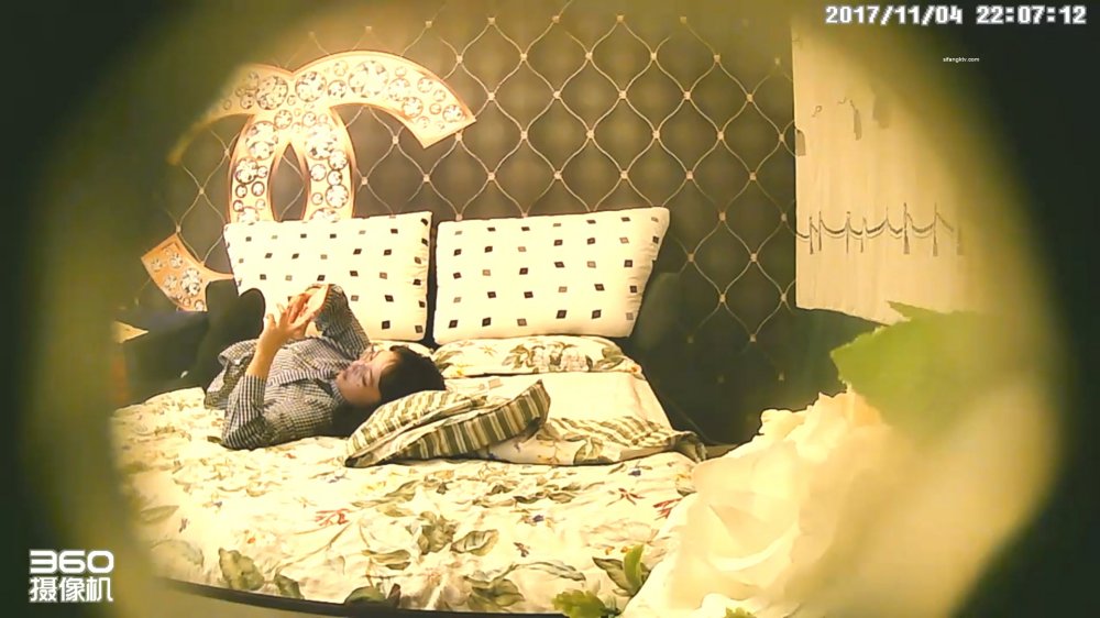 未流出11-4經典酒店偷拍 喜歡吃男友雞巴的眼鏡反差婊，女上位翹臀直接坐射男友