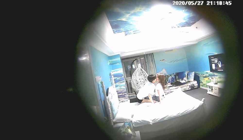 未流出5-24經典酒店偷拍 俊俏情侶拿小皮鞭邊抽邊啪啪，絕對極品小母狗