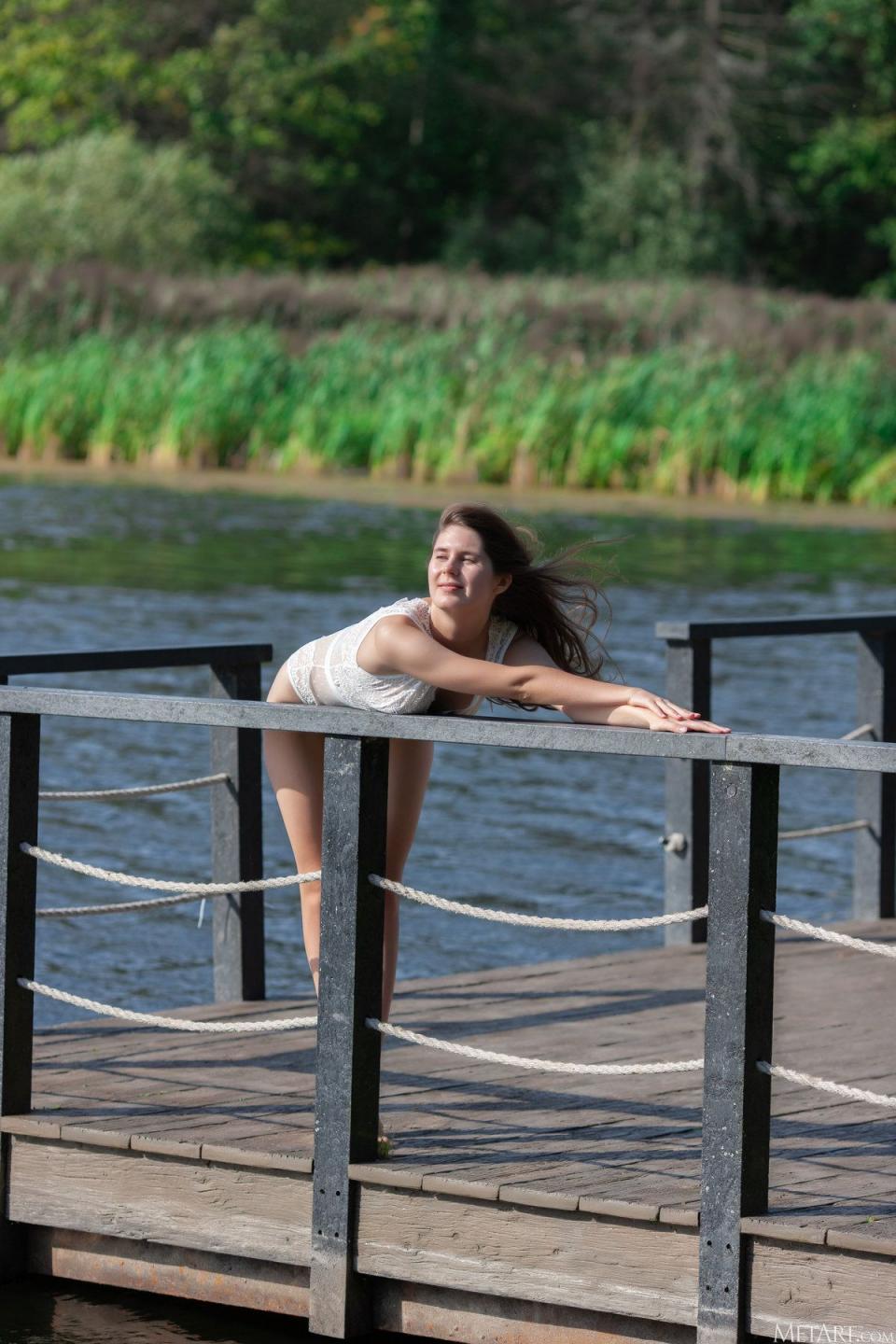 在池塘上向我們展示她那白皙迷人的身體[26P]