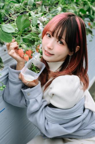 [Cosplay] Ely_eee(ElyEE子) – Strawberry Picking Date