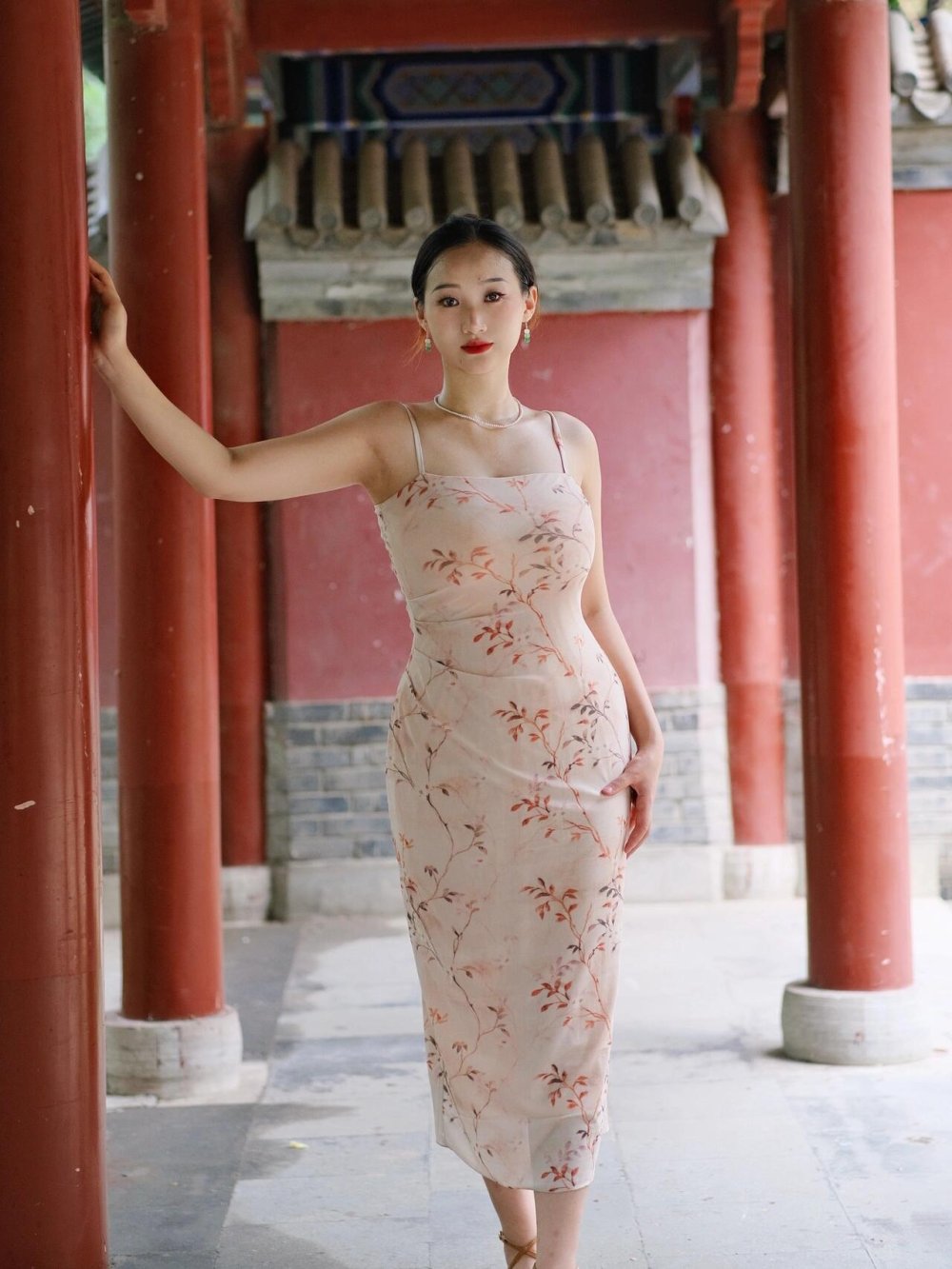 東方素女人妻的一組裙裝【30P】