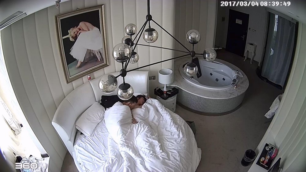 未流出 3-4經典酒店偷拍 害羞女友剛剛追到手，紋身男側入抽插，低聲呻吟