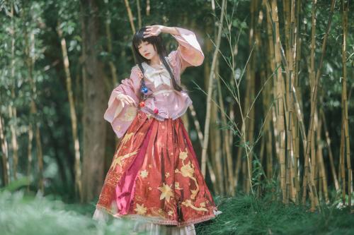 [Cosplay] Hana 花柒 – Kaguya Houraisan 蓬莱山辉夜