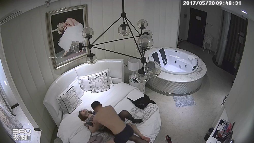 未流出5-20經典酒店偷拍 卷髮美女不穿胸罩約會，黑絲足交再口，大雞巴受不了