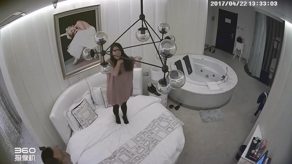 未流出4-22經典酒店偷拍 大屁股美女被男友把著雙腿抽插，無套後入射到後背上