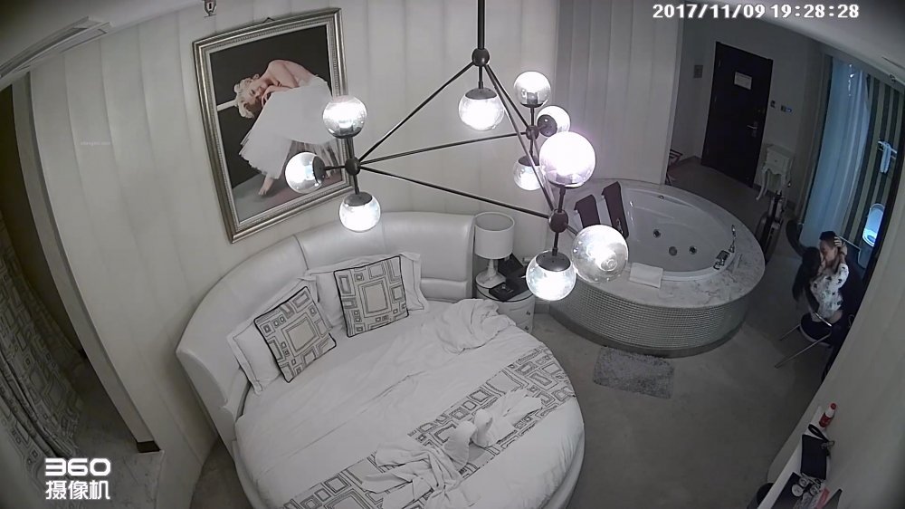 未流出11-9經典酒店偷拍 戴眼鏡東北騷娘們雙腿張開任意抽插爽到高潮