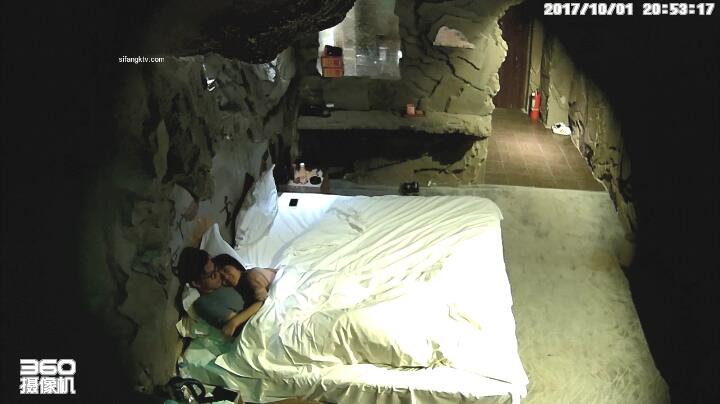 未流出10-1經典酒店偷拍 短髮紋身女友向男友撒嬌，挨操沒夠就想要