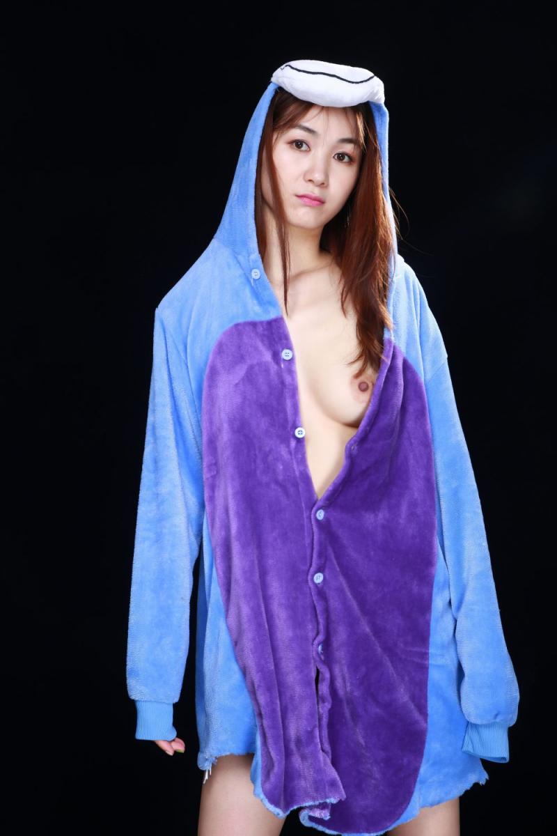 妹子白嫩的肉體就掩蓋在衣服之下[28P]