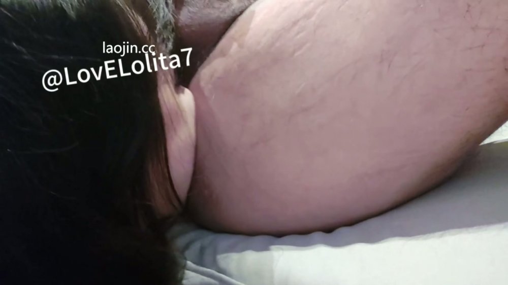 2025年最新流出，【LovELolita7】，泡良大神，最愛學生妹，05年160川妹子，半露臉，調教的相當到位，陶醉其中