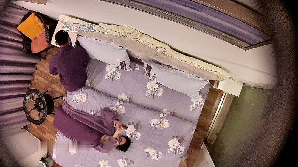 新流出安防酒店偷拍 高貴氣質眼鏡禦姐穿著小白襪被猛男草，搞完吃頓好的