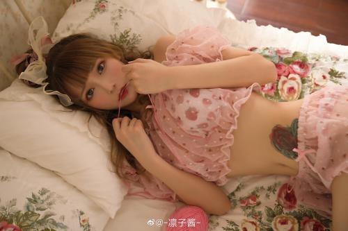 [Cosplay] Lin Zi Lin 凛子酱 – Strawberry Flavor 草莓味