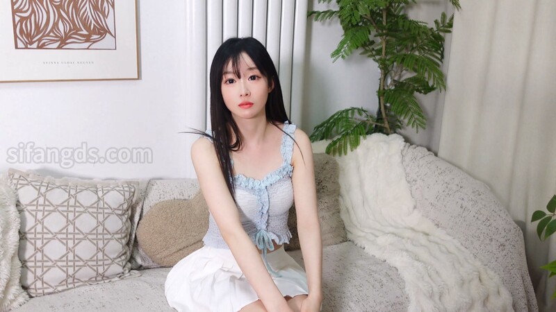 最新流出通體白嫩高顏清純女模【xiaoqing_1811】線下大尺度全裸私拍蝴蝶逼自摸陰蒂4K原畫