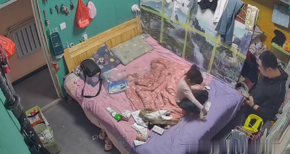 新流出❤️駭客破解家庭網络攝像頭偷拍中午吃飽飯夫妻把女兒打法出去玩迫不及待幹一炮洩洩火[MP4/759MB]