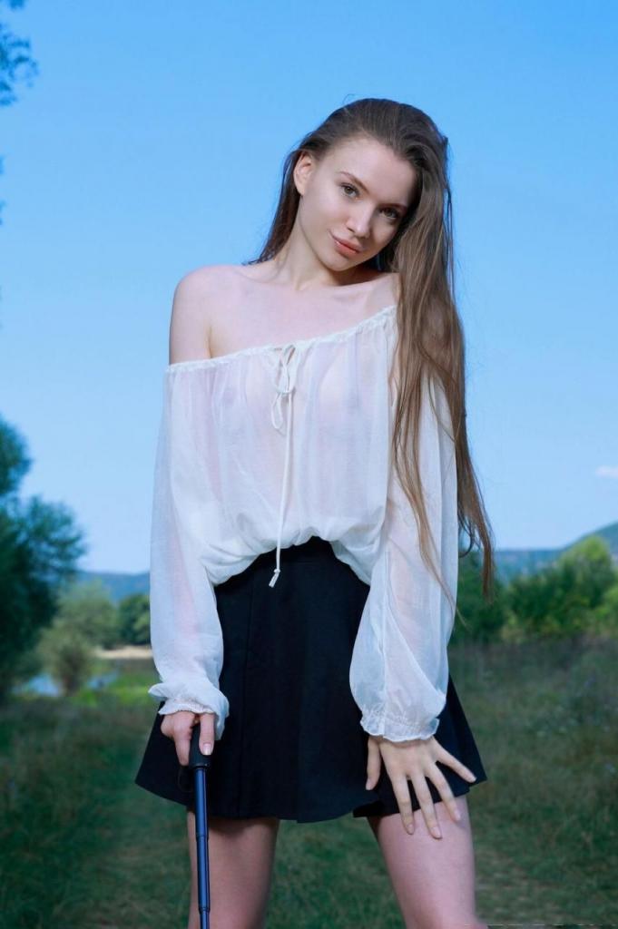 黑髮少女達里安娜在中擺出各種姿勢[23P]