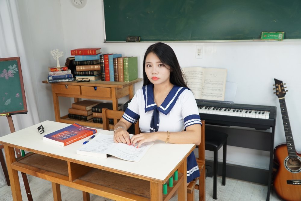 胖妹的學生裝[25P]