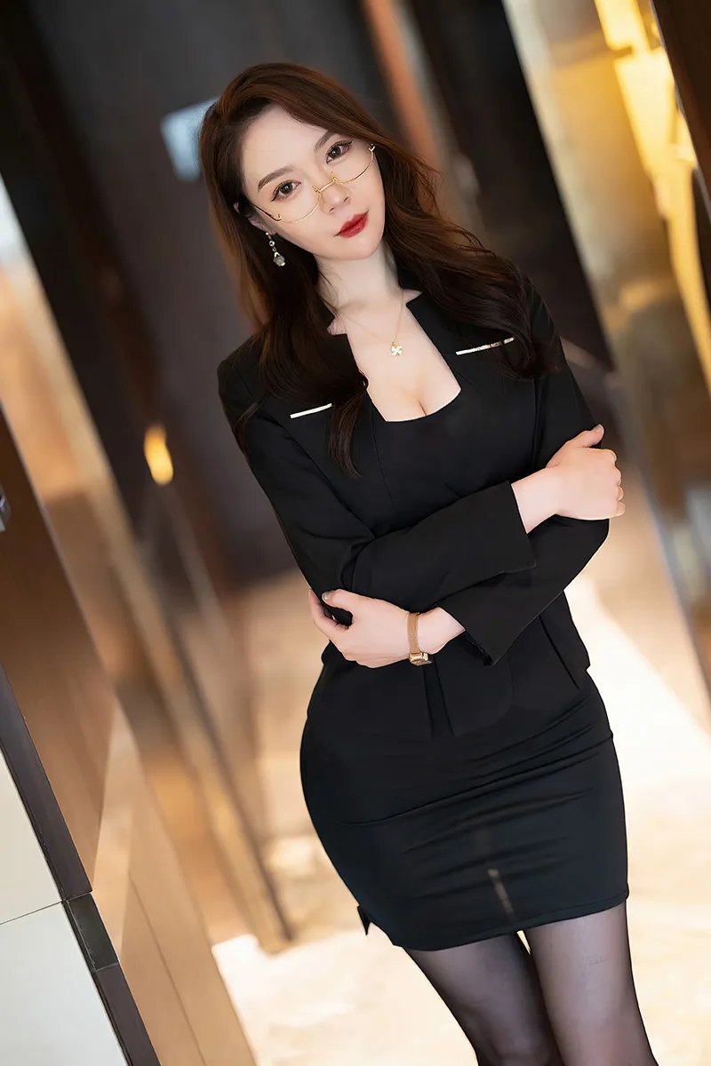 前凸后翹豐腴身材，修長細嫩黑絲美腿[36P]